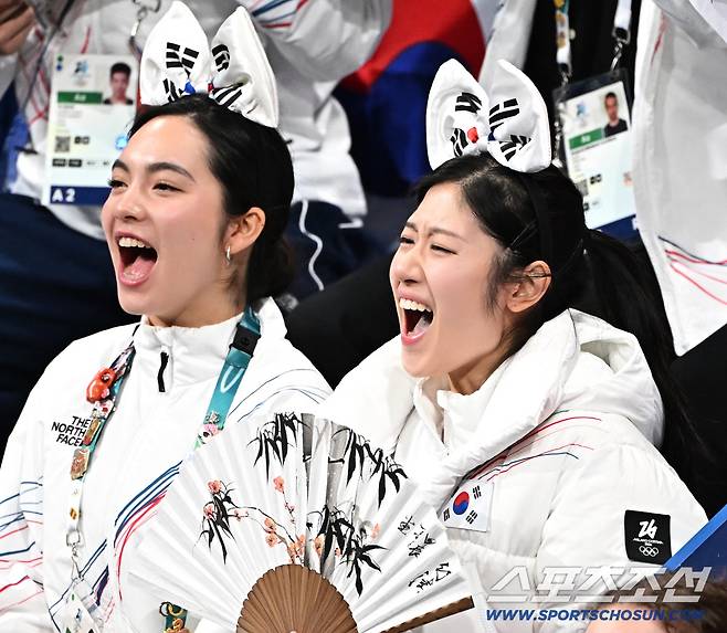 8일 이탈리아 밀라노 아이스스케이팅 아레나에서 열린 피겨 팀이벤트 남자싱글. 차준환 응원하는 임해나, 이해인. 밀라노(이탈리아)=송정헌 기자songs@sportschosun.com/2026.02.08/