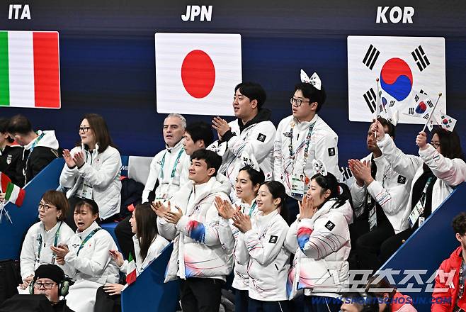 8일 이탈리아 밀라노 아이스스케이팅 아레나에서 열린 피겨 팀이벤트 남자싱글. 차준환 응원하는 동료들. 밀라노(이탈리아)=송정헌 기자songs@sportschosun.com/2026.02.08/