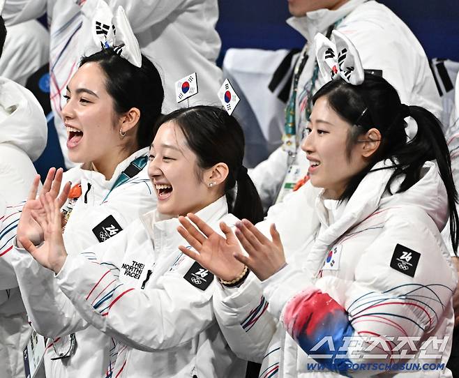 8일 이탈리아 밀라노 아이스스케이팅 아레나에서 열린 피겨 팀이벤트 남자싱글. 차준환 응원하는 임해나, 신지아, 이해인. 밀라노(이탈리아)=송정헌 기자songs@sportschosun.com/2026.02.08/