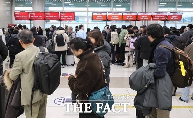 8일 오전 제주국제공항 3층 출발장에 제주를 떠나려는 이용객들이 줄지어 서 있다. /뉴시스