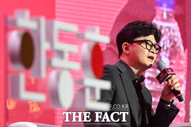 한동훈 전 국민의힘 대표가 8일 오후 서울 송파구 잠실동 잠실실내체육관에서 열린 토크콘서트에 참석해 발언하고 있다. /서예원 기자