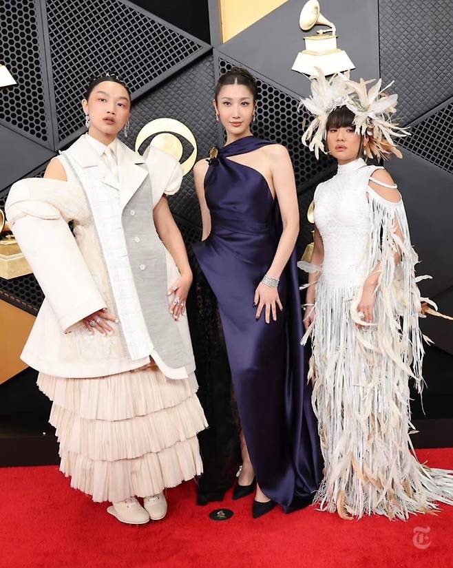 조나단 앤더슨의 디올 드레스와 불가리 주얼리를 매치한 이재, 톰 브라운 쿠튀르를 입은 오드리 누나. 레이 아미는 무궁화를 모티브로 커스텀메이드한 구반치(Guvanch)의 드레스로 눈길을 끌었다. @audreynuna