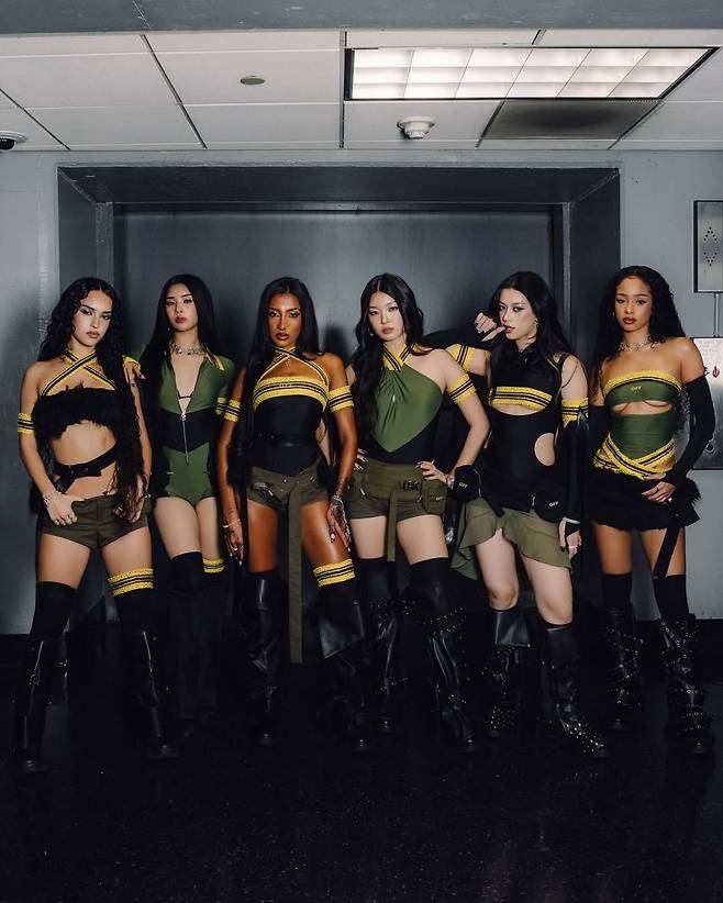 캣츠아이의 그래미 공연을 위해 특별히 제작된 오프 화이트(Off-White)의 스트리트 쿠튀르 룩. @katseyeworld