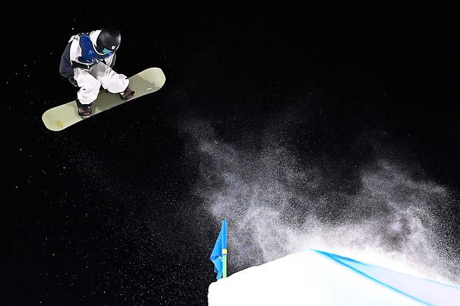 일본의 료마 키마타가 7일 열린 2026 밀라노 코르티나 올림픽 스노보드 빅에어 결승전에서 연기를 선보이는 모습/AFP 연합뉴스