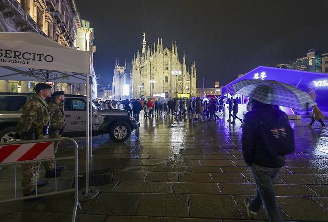2월 5일 저녁 이탈리아 밀라노 두오모 대성당 앞 광장에서 2026 밀라노 코르티나 동계 올림픽 성화 봉송 행사가 열린 가운데 군인들이 현장을 지키고 있다. 밀라노=장련성 기자