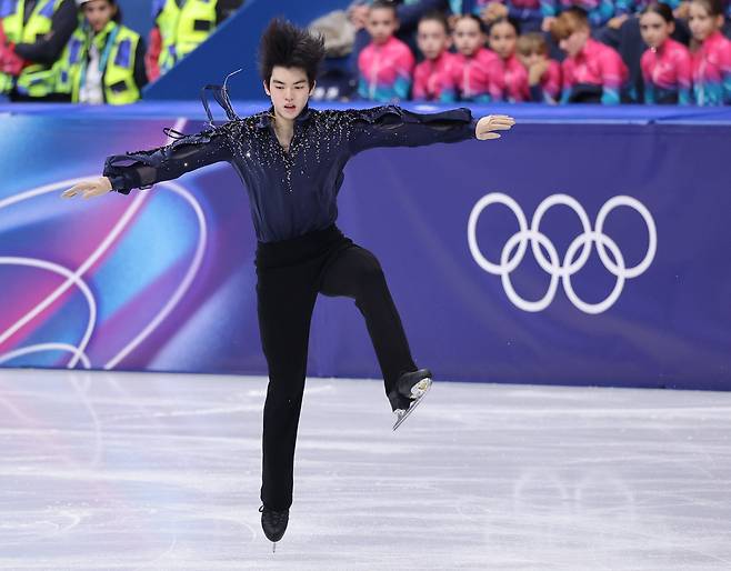 7일(현지 시각) 이탈리아 밀라노 아이스스케이팅 아레나에서 열린 팀 이벤트 남자 싱글 쇼트프로그램에서 차준환이 연기 중 점프 실수를 하고 있다. /연합뉴스