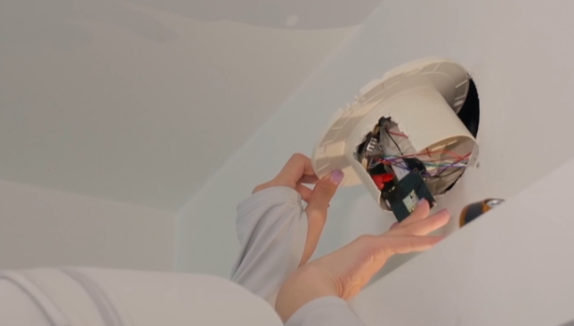 벽면 환기구에 설치된 몰래카메라 ⓒBBC