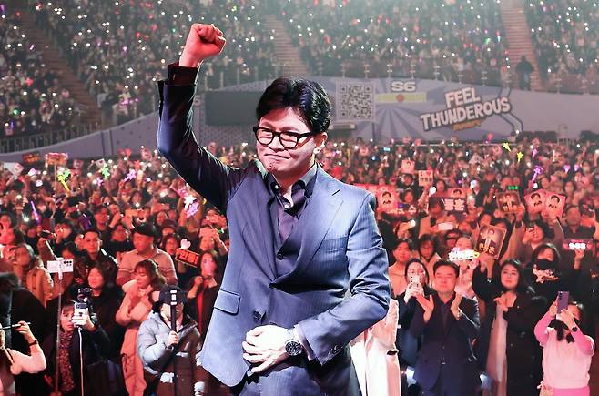 한동훈 전 국민의힘 대표가 8일 서울 송파구 잠실실내체육관에서 열린 자신의 토크콘서트에 참석하며 주먹을 쥐어보이고 있다. 2026.2.8/뉴스1