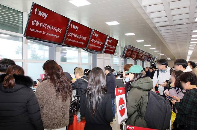 8일 오전 제주국제공항 3층 출발장 대합실이 표를 구하려는 결항편 승객들로 붐비고 있다. 2026.2.8. 뉴스1