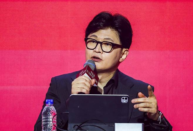 한동훈 전 국민의힘 대표가 8일 서울 송파구 잠실실내체육관에서 열린 토크콘서트 2026에서 발언하고 있다. 2026.02.08.서울=뉴시스