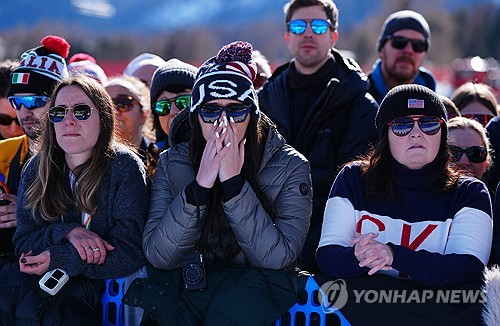 린지 본의 부상 장면을 지켜보는 관중들. [로이터=연합뉴스]