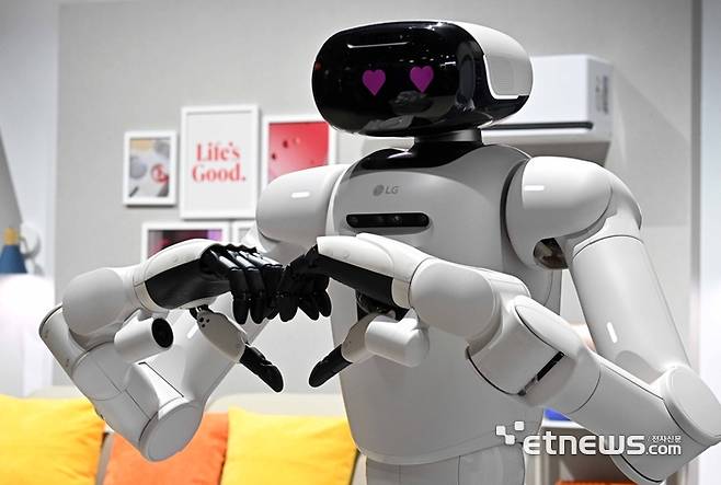 세계 최대 가전·정보기술(IT) 전시회 'CES 2026' 개막을 하루 앞둔 1월 5일(현지시간) 라스베이거스 컨벤션센터 센트럴홀에 마련된 LG전자 부스에서 인공지능(AI) 홈로봇 클로이드가 손으로 하트를 그려 보이고 있다.  라스베이거스=이동근기자 foto@etnews.com