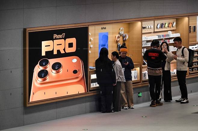중국 상하이의 한 애플 매장에서 지난해 11월 4일 오렌지색 아이폰 17을 대대적으로 광고하고 있다. AFP 연합