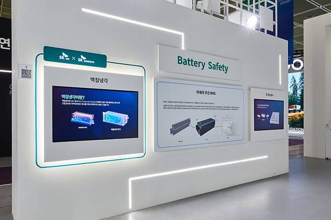 SK온은 전기차 배터리용 액침냉각 기술을 지난해 3월 5일 서울 강남구 코엑스 열린 국내 최대 규모의 배터리 산업 전시 ‘인터배터리 2025’에서 공개했다. SK온 제공.