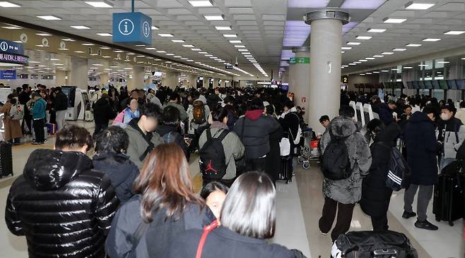 8일 오전 제주국제공항 3층 출발장 대합실이 표를 구하려는 결항편 승객들로 붐비고 있다. 뉴스1