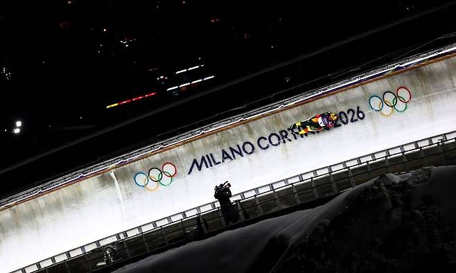 7일(현지시각) 코르티나 슬라이딩 센터에서 올림픽 루지 경기가 열리고 있다. 코르티나담페초/AFP 연합뉴스