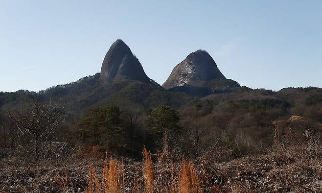 진안마이산휴게소 정자에서 보이는 마이산 봉우리 두개. 박미향 기자