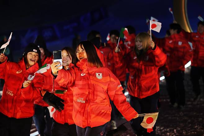 일본 국가대표 선수들이 밀라노 코르티나담페초 올림픽 개회식에서 ‘갤럭시Z 플립7 올림픽 에디션’을 활용해 현장의 분위기를 만끽하고 있는 선수들. 사진 게티이미지