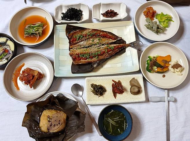 고등어에 매콤짭짤한 양념을 발라 구운 고갈비.