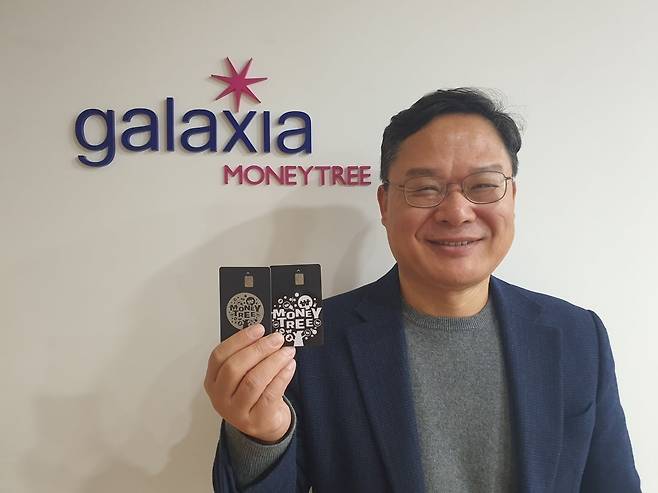 신동훈 대표가 올해 사업 계획을 밝힌 후 밝게 웃고 있다. 윤현주 기자