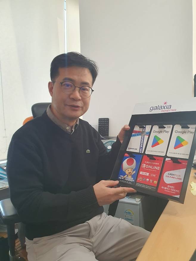 홍성식 상무가 선불 카드 사업에 대해 알려주고 있다. 윤현주 기자