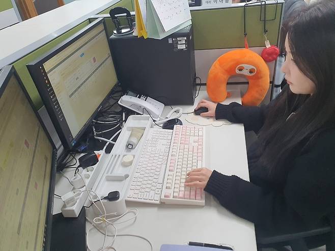 이은경 대리가 가맹점 관리를 하고 있다. 윤현주 기자