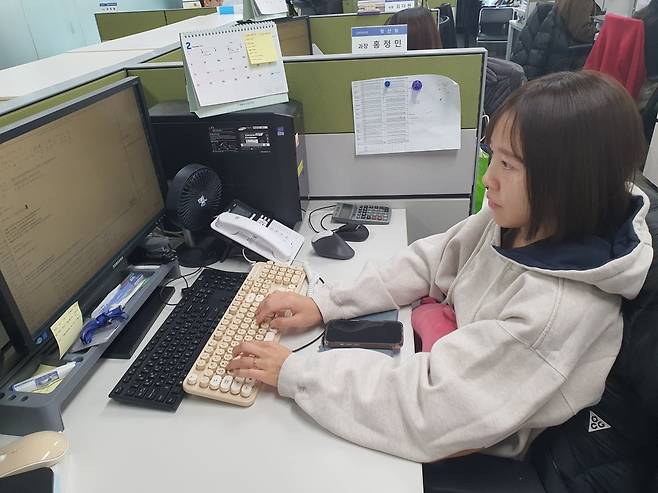 이아름 대리가 정산 업무를 하고 있다. 윤현주 기자