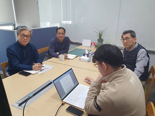 금융리스크관리팀 직원들이 업무 회의를 하고 있다. 윤현주 기자