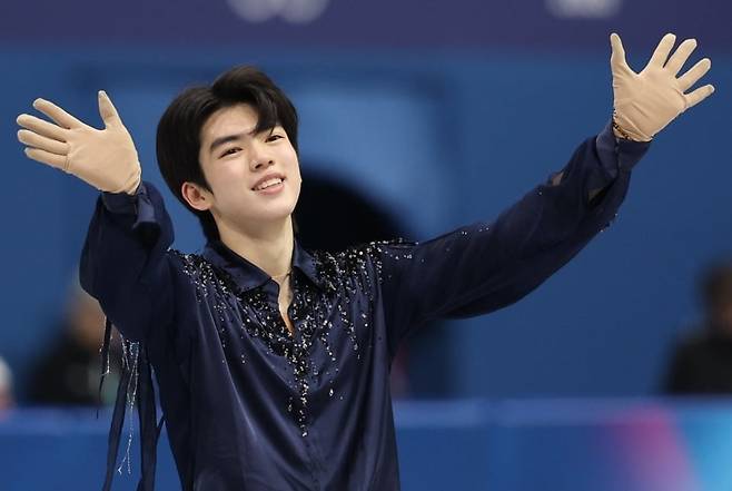 7일(현지시간) 이탈리아 밀라노 아이스스케이팅 아레나에서 열린 2026 밀라노-코르티나담페초 동계올림픽 피겨스케이팅 팀 이벤트 남자 싱글 쇼트 프로그램 출전한 차준환이 경기를 마친 뒤 팬들에게 인사하고 있다. /사진=연합뉴스