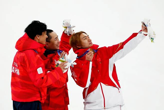 7일 이탈리아 리비뇨에서 열린 밀라노 코르티나 2026 동계올림픽 스노보드 남자 빅에어 결승전 메달 시상식에서 은메달리스트 기마타 료마, 금메달리스트 기무라, 동메달리스트 스이밍 차이나가 셀카를 찍고 있다. 사진=REUTERS