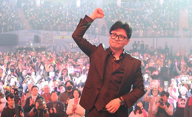 한동훈 국민의힘 전 대표가 8일 서울 송파구 잠실실내체육관에서 열린 토크콘서트에 입장하며 손을 들어 보이고 있다. 연합뉴스