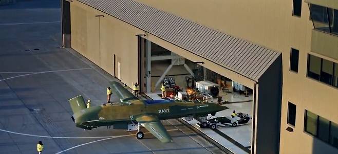 ‘MQ-25A’ 무인기가 지난달 말 미국 일리노이주 미드아메리카 세인트루이스 공항에서 지상 주행 시험을 마치고 격납 시설로 들어가고 있다.  NAVAIR 제공