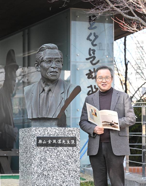 ㈔요산김정한기념사업회 이재봉 신임 이사장이 지난 2일 부산 금정구 남산동 요산김정한문학관 뜰에 있는 김정한 작가 조형물 앞에서 방향과 계획을 말하고 있다. 김성효 선임기자