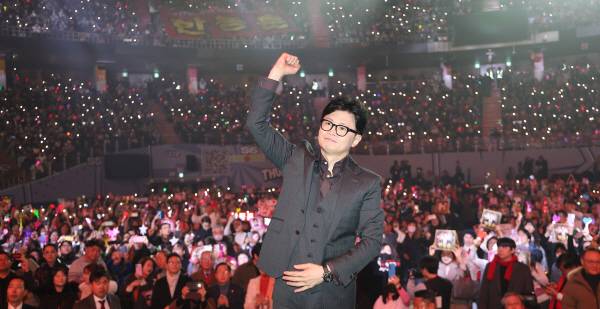 국민의힘 한동훈 전 대표가 8일 서울 송파구 잠실실내체육관에서 열린 토크콘서트에서 주먹을 들어올리고 있다. 연합뉴스