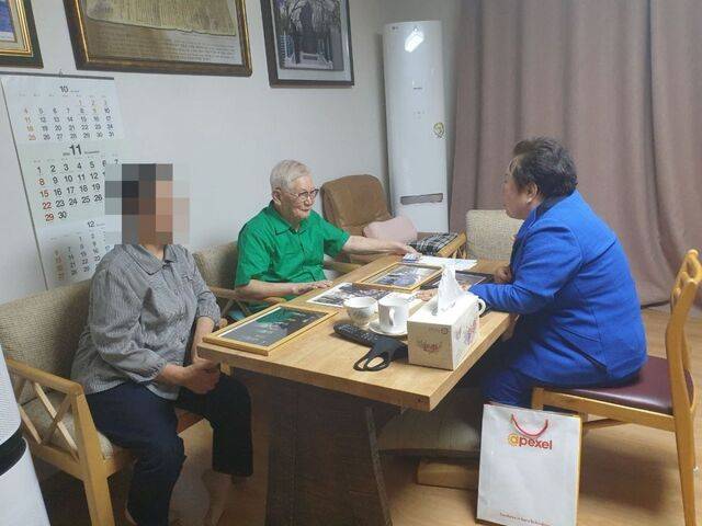 신천지 교주 이만희(가운데)씨가 2020년 11월 보석이 허가돼 수원구치소에서 석방된 직후 경기도 의왕 자택에서 이희자(오른쪽) 근우회장과 만나 대화하고 있다. 독자 제공