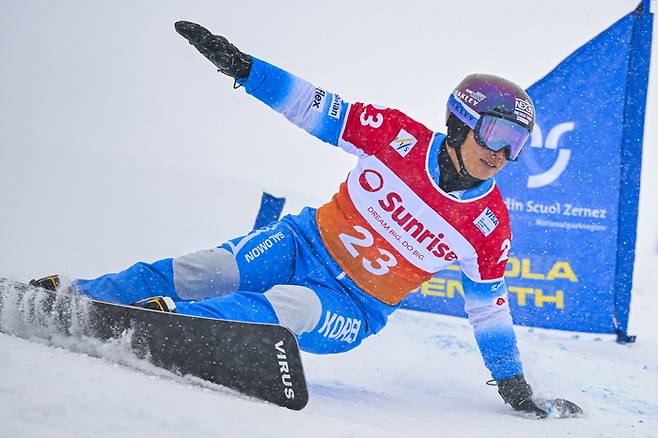 지난달 11일 스위스 스쿠올에서 열린 스노보드 알파인 월드컵에서 질주하는 이상호. EPA연합뉴스