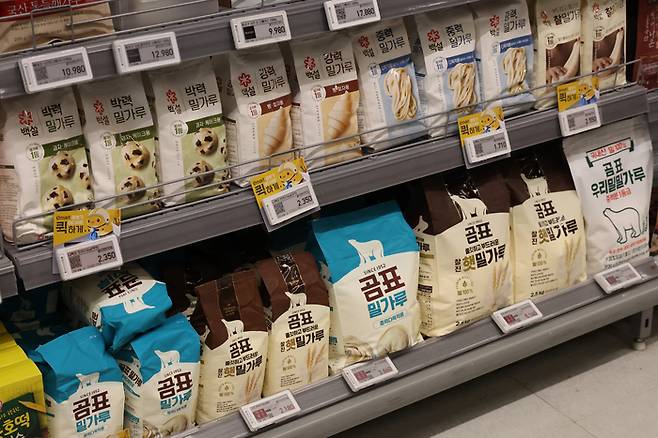 사진은 6일 서울 시내 대형마트에 설탕, 밀가루 판매대 모습. [연합뉴스]