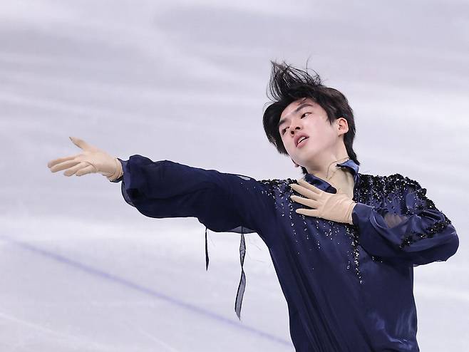 차준환이 동계올림픽 팀 이벤트 남자 싱글 쇼트프로그램에서 연기를 펼치고 있다.  연합뉴스