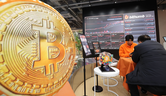 강남 빗썸 고객센터 앞 비트코인. [이충우 기자]
