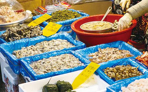 세균성 식중독과 달리 노로바이러스 식중독은 기온이 낮은 겨울철 더 기승을 부린다. 개인위생 관리를 철저히 하고 어패류와 해산물은 반드시 익혀 먹어야 한다. (매경DB)