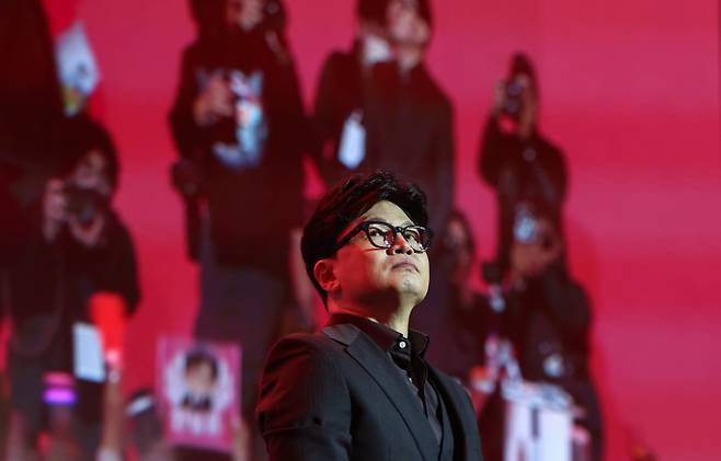 한동훈 전 국민의힘 대표가 8일 서울 송파구 잠실실내체육관에서 자신의 토크콘서트를 열고 사색하는 모습. / 사진=뉴스1