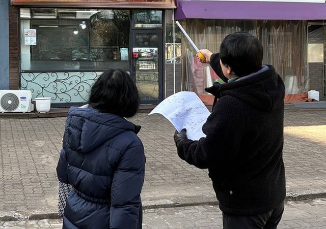 서울 양천구 공무원이 항공사진 판독 결과에 따른 건축물 현장조사를 벌이고 있다. 양천구청 제공