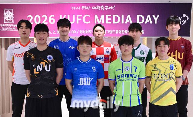 2026년 2월 8일 오후 경상남도 통영시 더그랜드통영관광호텔 에버홀에서 '약속의 땅 통영, 제62회 춘계대학축구연맹전' 미디어데이가 열렸다.미디어데이에 참석한 선수들이 인사하고 있다.한국대학축구연맹과 통영시가 주최하고 통영시축구협회가 주관하는 '약속의 땅 통영, 제62회 춘계대학축구연맹전'은 전국 대학 축구단 80개 팀이 참가한다. 조 추첨을 통해 '한산대첩기'와 '통영기' 2개 리그로 나눠 오는 9일부터 22일까지 통영산양스포츠파크에서 조별 예선과 결선 토너먼트를 진행한 뒤 결승전은 통영공설운동장에서 열린다./통영=유진형 기자