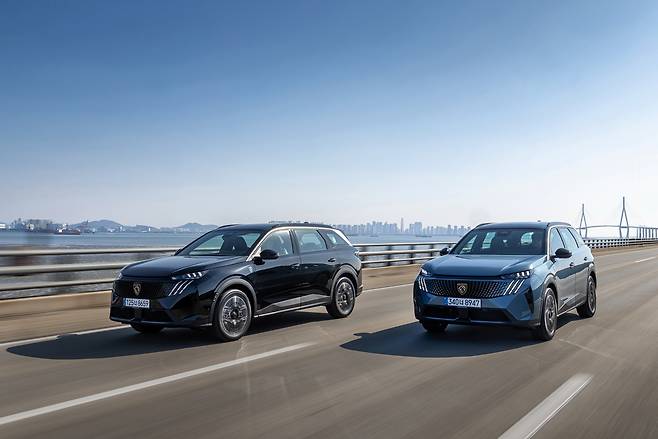 지난 2일 경기 김포를 출발해 강화도까지 이어지는 왕복 약 60㎞ 코스에서 ‘푸조 올 뉴 5008 스마트 하이브리드’를 본지 기자가 시승을 하고 있다. [스텔란티스코리아 제공]