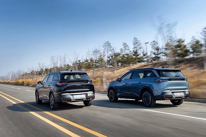 지난 2일 경기 김포를 출발해 강화도까지 이어지는 왕복 약 60㎞ 코스에서 ‘푸조 올 뉴 5008 스마트 하이브리드’를 본지 기자가 시승을 하고 있다. [스텔란티스코리아 제공]