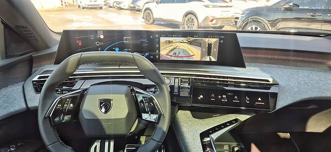 지난 2일 본지 기자가 시승을 한 ‘푸조 올 뉴 5008’ 스마트 하이브리드 모델의 실내 공간 모습. 정경수 기자