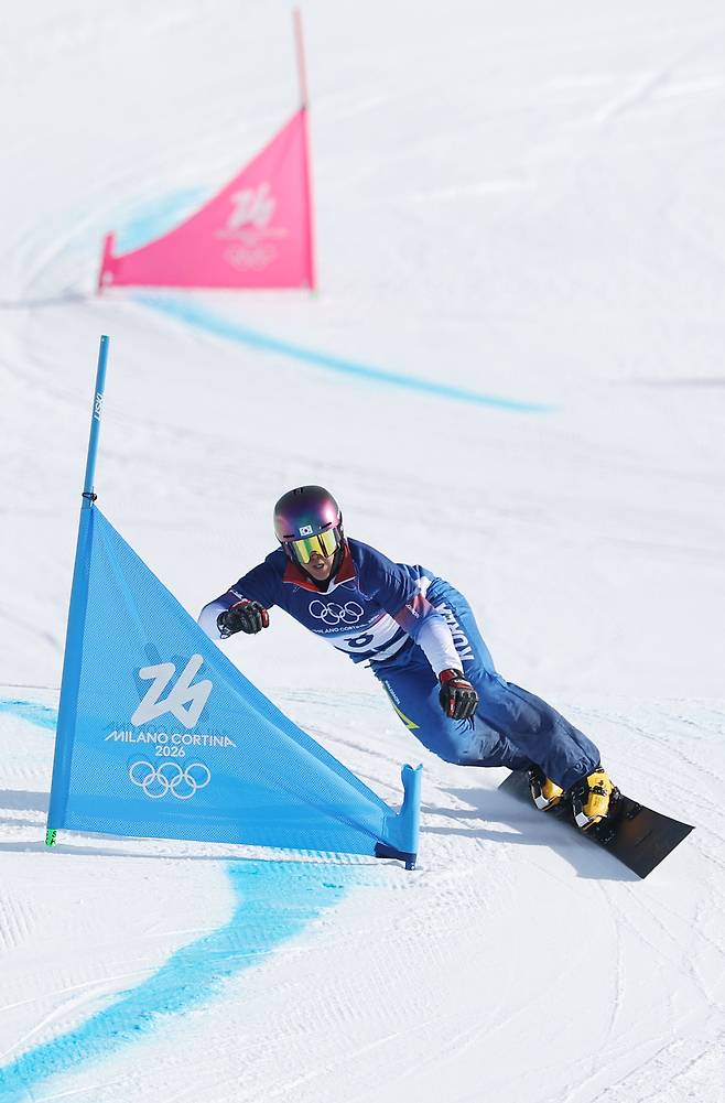 8일(현지 시각) 이탈리아 리비뇨 스노파크에서 열린 2026 밀라노-코르티나담페초 동계올림픽 스노보드 남자 평행 대회전 4강에 출전한 김상겸이 경기를 펼치고 있다. [연합]