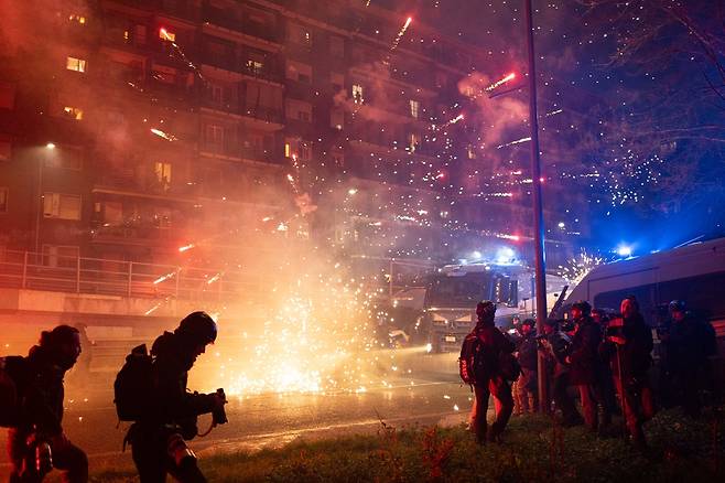 밀라노 도심 근처에서 올림픽 개최에 반대하는 대규모 시위가 벌어진 모습. [게티이미지]