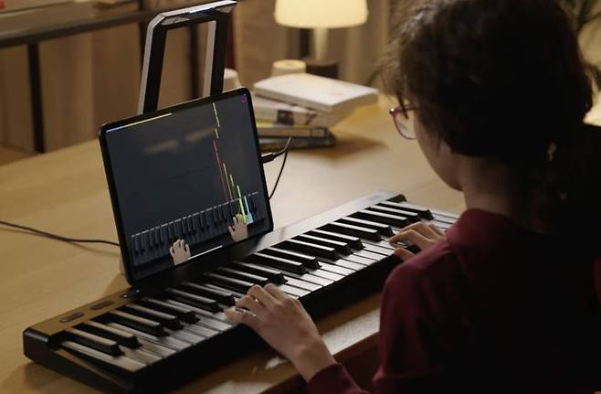 [뉴시스]음악 기술 회사 ROLI는 피아노를 치는 손의 모양을 인식하고 실시간 대화를 통해 연주 피드백을 제공하는 'AI 음악 코치(AI Music Coach)'를 개발했다. (사진 = @WeAreROLI 유튜브 캡처) *재판매 및 DB 금지