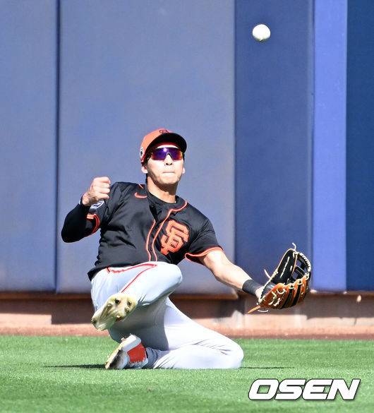 [OSEN=피오리아(미국), 이대선 기자] 28일(한국시간) 미국 애리조나주 스코츠데일 스타디움에서 2025 메이저리그 시범경기 시애틀 매리너스와 샌프란시스코 자이언츠의 경기가 열렸다. 4회말 2사 1루에서 샌프란시스코 자이언츠 이정후가 시애틀 매리너스 라이언 블리스의 타구를 잡고 있다. 2025.02.28 / sunday@osen.co.kr